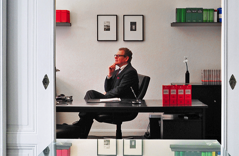 UStG B&uuml;cher mit Blumenvase